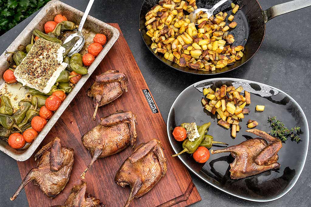 Grillrezept: Gegrillte Brieftauben mit Bratkartoffeln und Gemüse