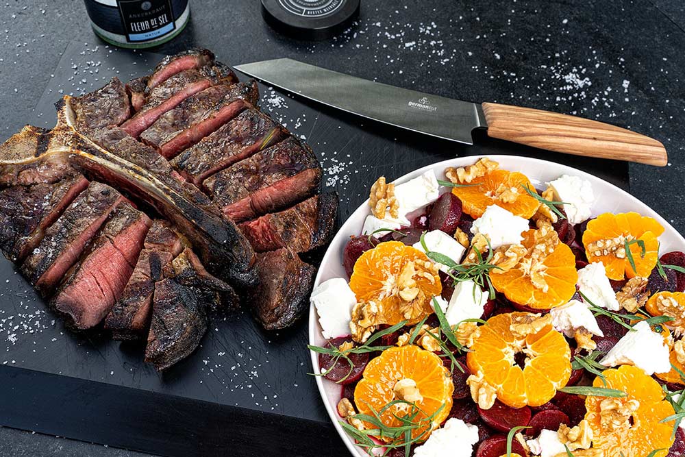 Das Endergebnis: Rote-Bete-Salat mit German Heifer Dry Aged Porterhouse Steak