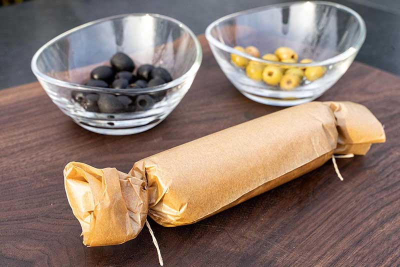 Die Butter in das Backpapier aufrollen, die Enden jeweils mit einer 
                    Schnur zusammenbinden und anschließend im Kühlschrank aufbewahren.