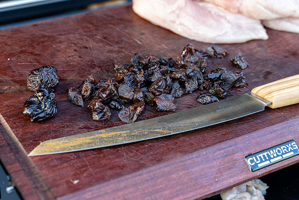Nun schneiden wir die Pflaumen in kleine Stücke.