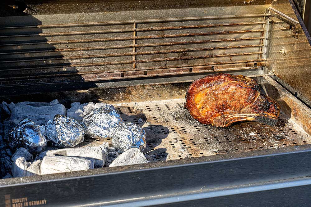 Steak grillen im Caveman Style mit Ofenkartoffeln