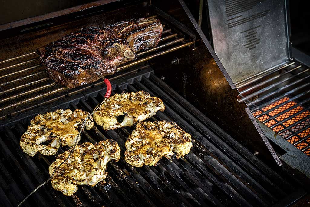 Cowboy Steak im indirekten Bereich legen