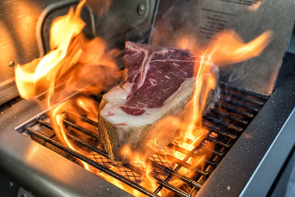 T-Bone Steak scharf anbraten