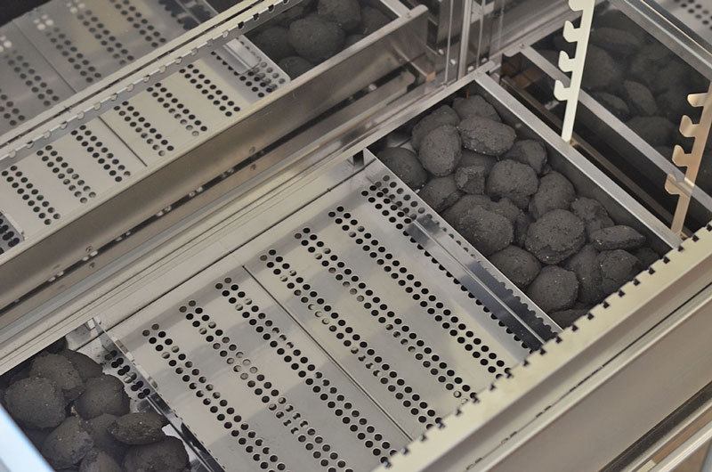 Die Kohletrenner schaffen Bereiche mit und ohne Kohle (indirektes Grillen)