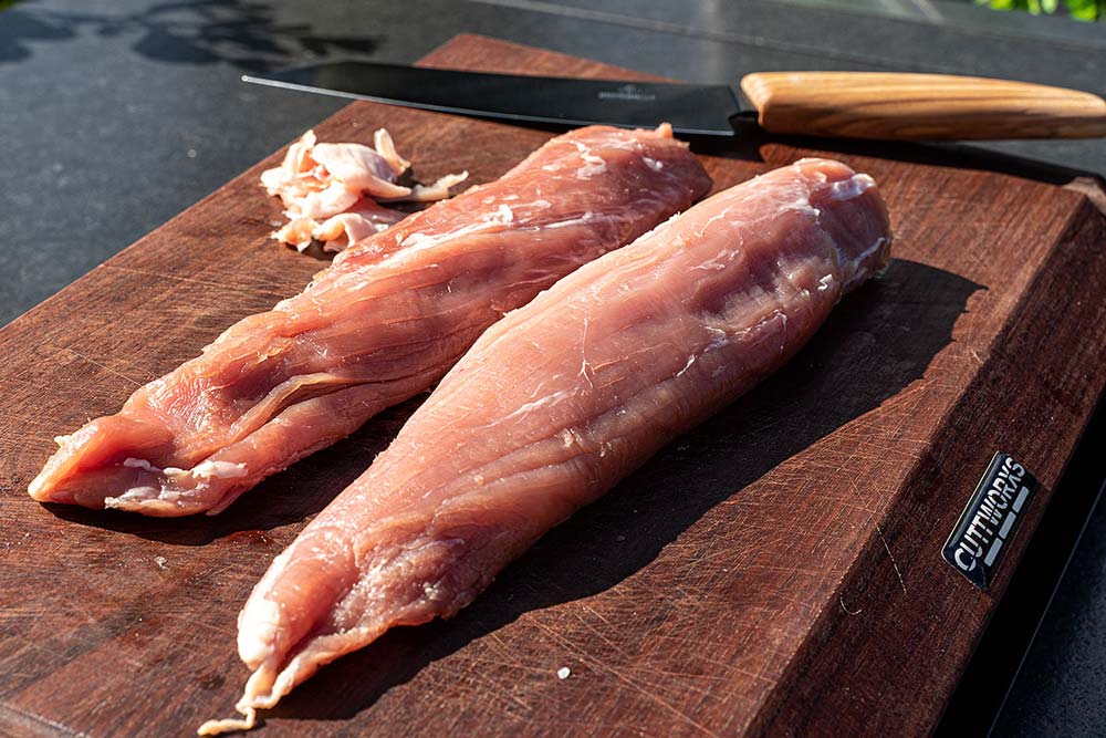 Mit einem scharfen Messer trennen wir das wenige Fett von dem Fleisch.