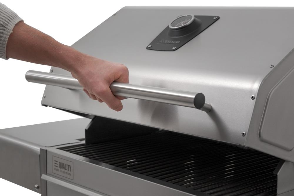 Der Griff aus Edelstahl bleibt immer angenehm kühl