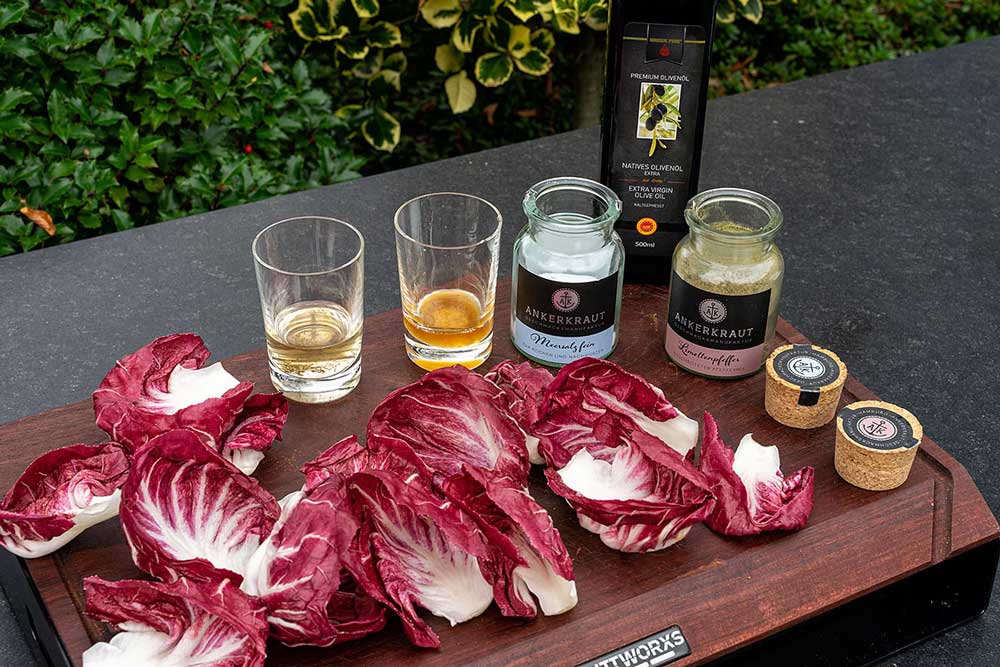 Alle Zutaten für das Salat-Dressing in eine Schüssel geben und mit einem Rührbesen verquirlen.