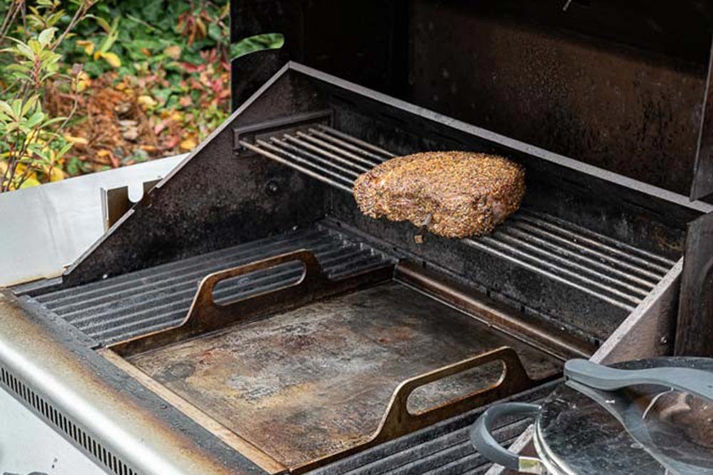 Steak auf Ablagerost legen