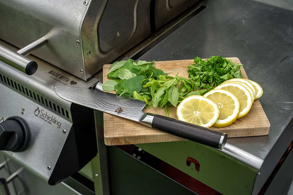 Kräuter und Zitrone vorbereiten