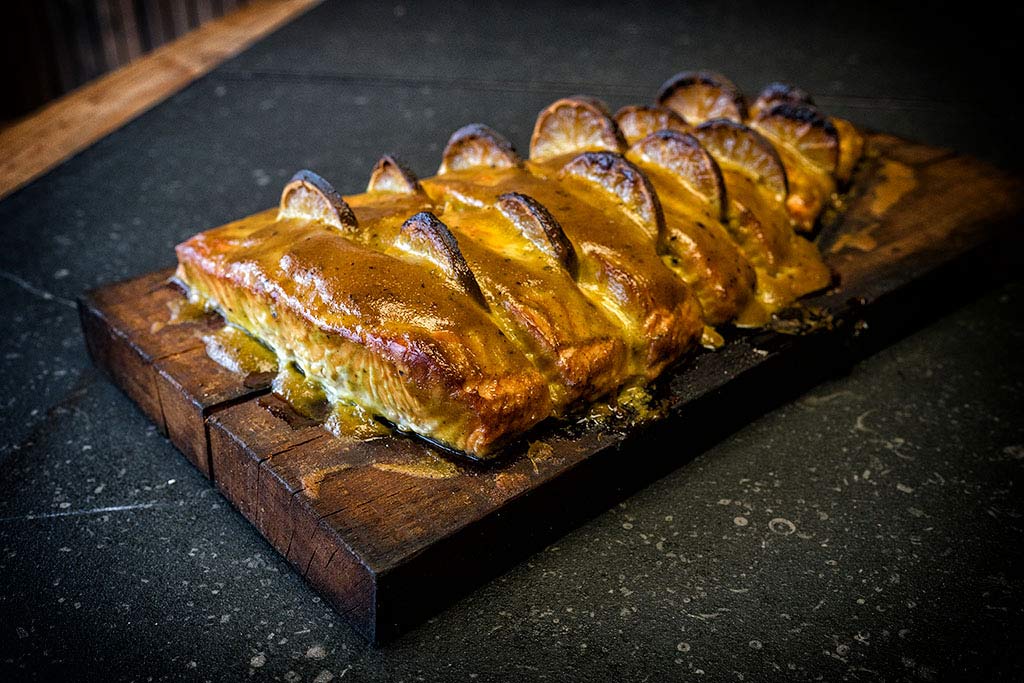 Das Endergebnis: Lachs von der Buchenplanke