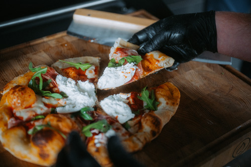 Garnelen-Pizza-mit-Tomaten-und-Basilikum