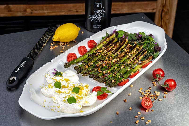 GRÜNER SPARGEL MIT WILDKRÄUTERN UND BURRATA