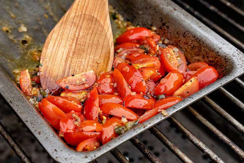 Würzen mit Thymian, Pfeffer und braunem Zucker.