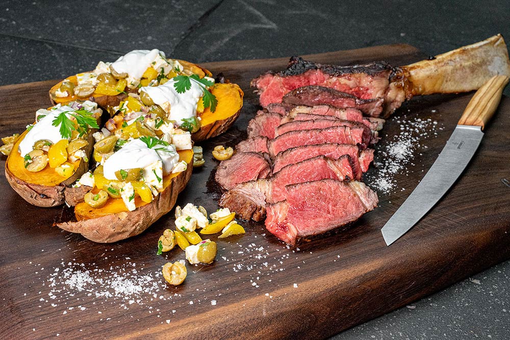 Das Endergebnis: Gegrillter Süßkartoffelsalat an Tomahawk Steak