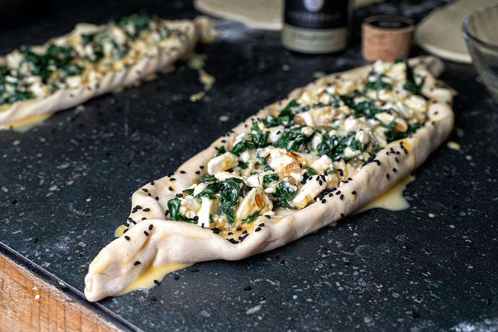 Pide mit Schafskäse-Spinat Füllung