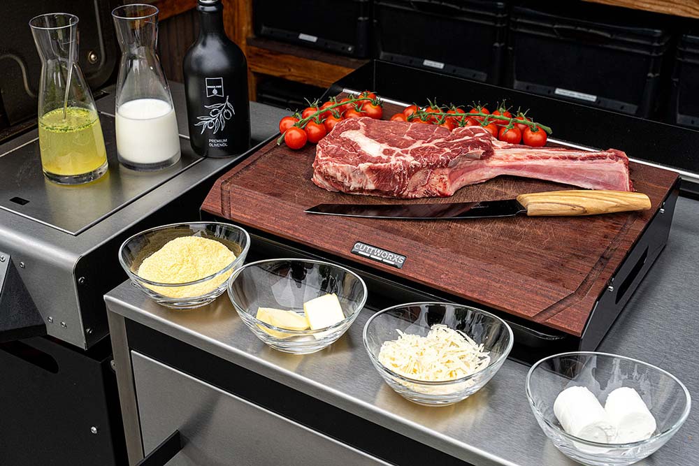 Parmesan-Polenta mit Ziegenkäse, Tomaten und Tomahawk Steak