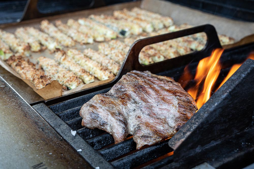 Nachdem das Fleisch fertig gegrillt wurde, sollten auch die Zucchini-Pommes die gewünschte Farbe erreicht haben.