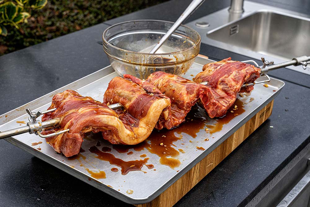 Die marinierten Spare Ribs auf den Drehspieß aufstecken und anschließend ein weiteres Mal mit der Asia Marinade bestreichen.