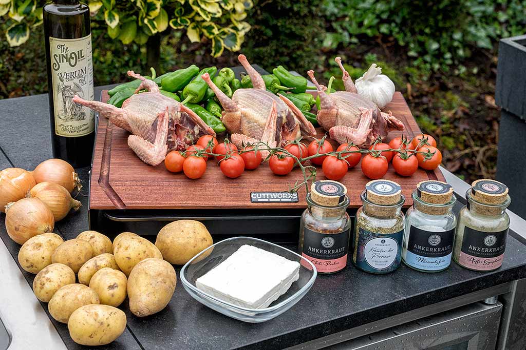 Gegrillte Brieftauben mit Bratkartoffeln und Gemüse