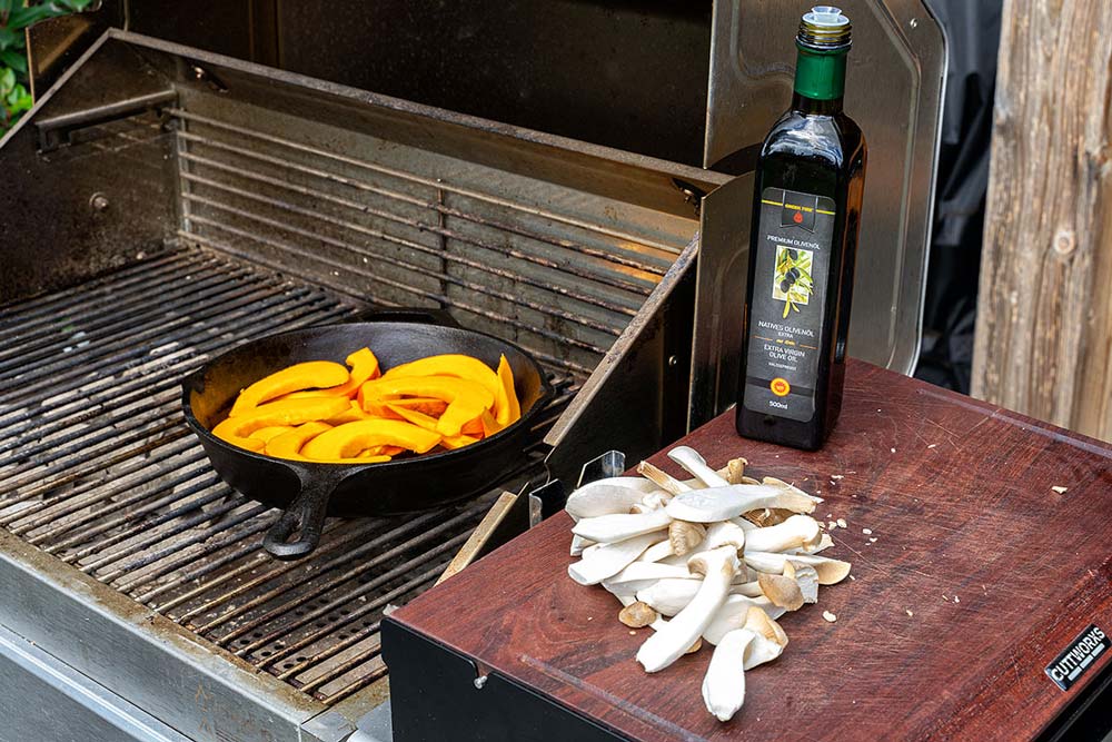 Olivenöl in die Pfanne geben, Pilze hinzufügen