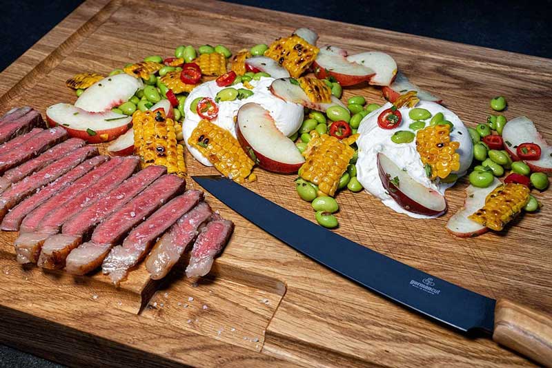 Grillsalat mit Pfirsich und Edamer an Australian Wagyu Roastbeef