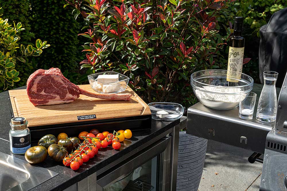 Irish Tomahawk Steak an Tomaten Focaccia mit Schafskäse und Kräutern