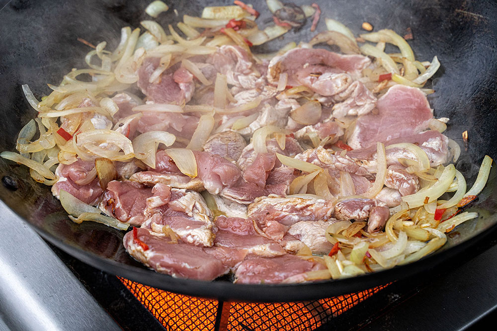 Das Schweinefilet hinzufügen und von allen Seiten scharf anbraten. 
                    Danach aus dem Wok nehmen und warm halten.