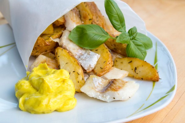 Alaska Seelachsfilet mit Curry-Mayo und Kartoffelspalten