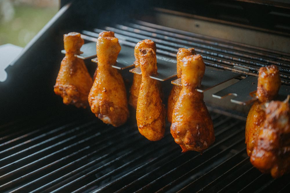 Die Drumsticks werden einfach in die Aussparungen geklemmt