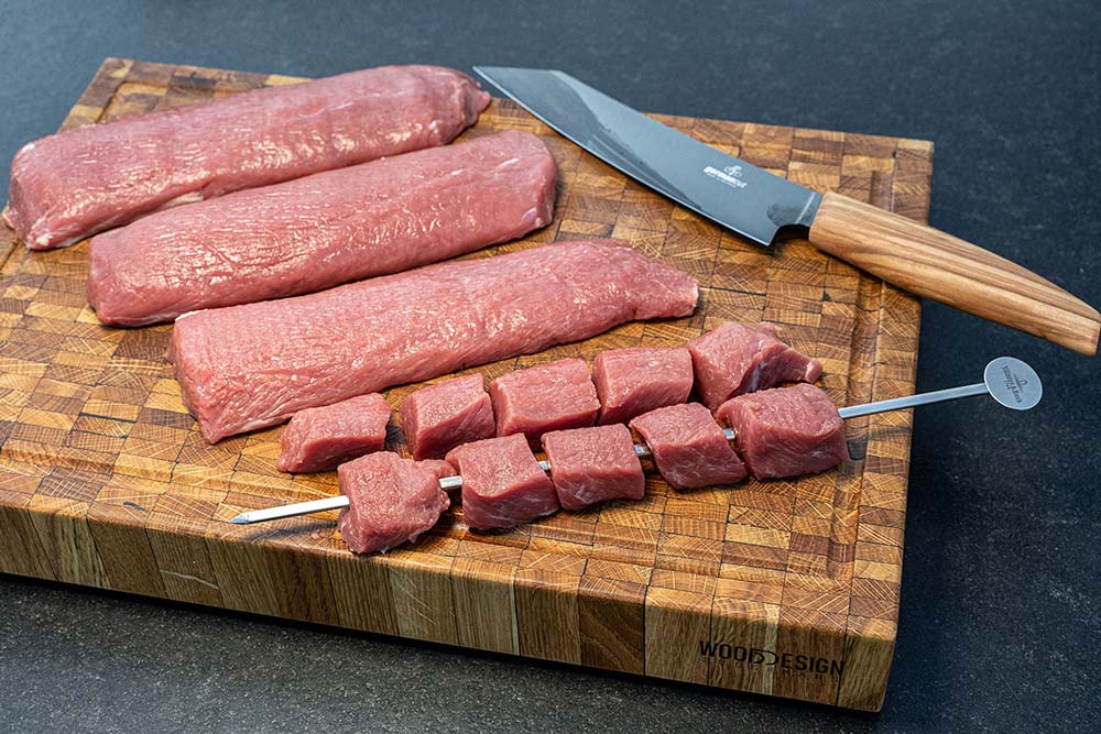 Wir schneiden den Lammrücken (Lammlachse) längs durch und anschließend in Würfel.