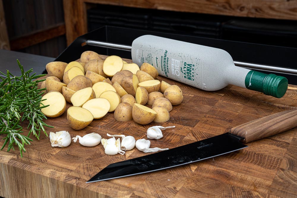 Kartoffeln und Knoblauch vorbereiten