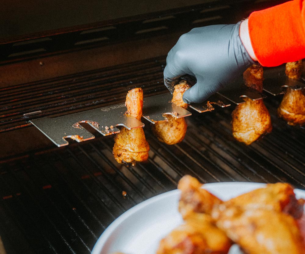 Der Drumstickshalter lässt sich bequem bestücken