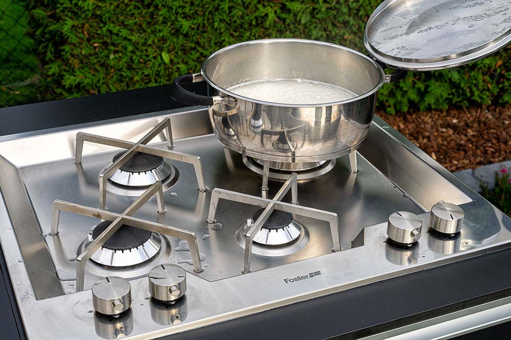 Den Reis auf dem integrierten Kochfeld der Lareh Outdoorküche zubereiten und anschließend warm halten.