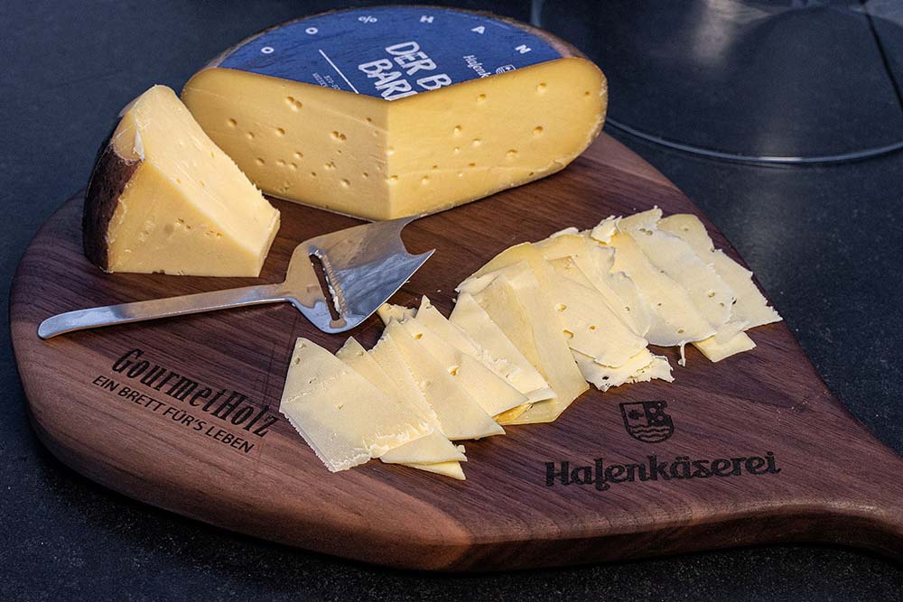 Während das Gemüse andünstet hobeln wir ca. 150 gr. Käse.