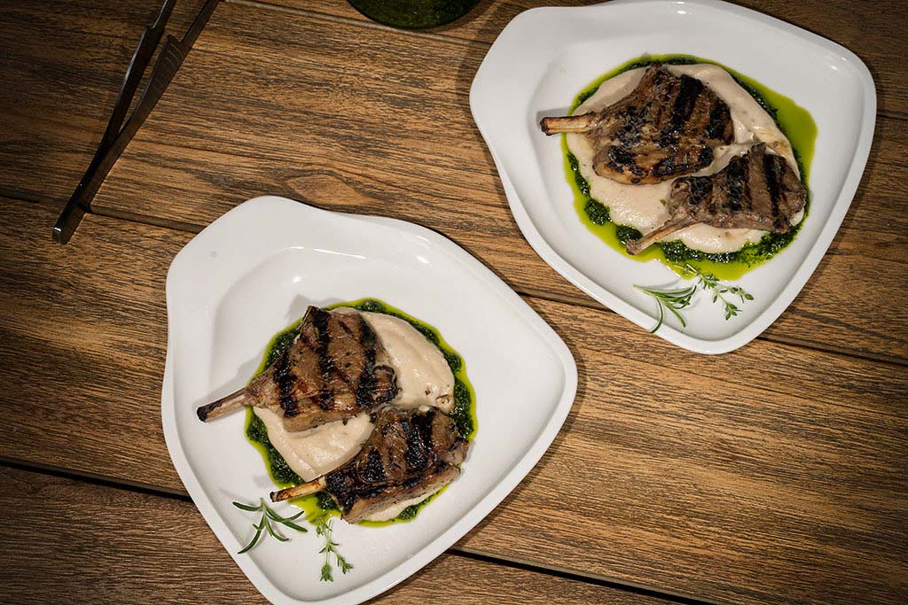 Grillrezept: Lamm-Chops mit weiße Bohnencreme an Bärlauch-Pesto