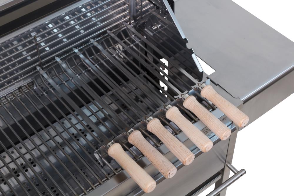 Durch die Aussparungen wird der Spießhalter sicher am Rost gehalten