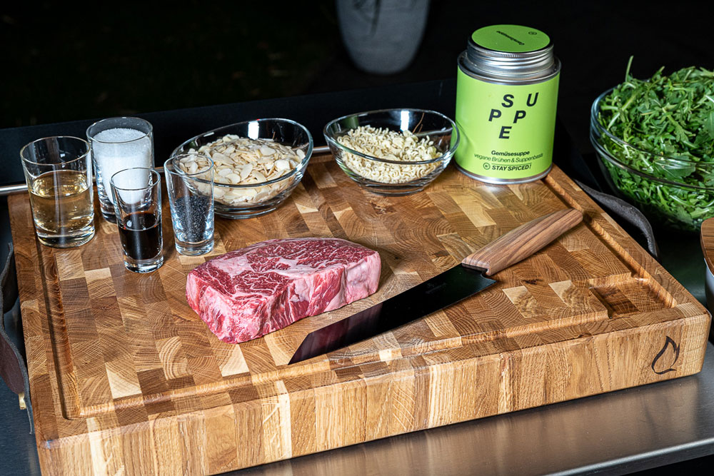 Wagyu Ribeye an Rucola mit Knusperdressing