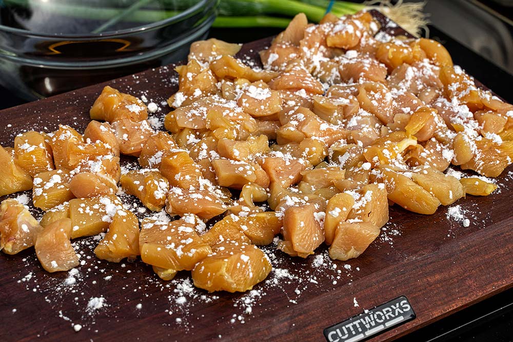 Die Hähnchenwürfel mit Maisstärke bedecken und anschließend in der Marinade mit den o. a. Zutaten einlegen.