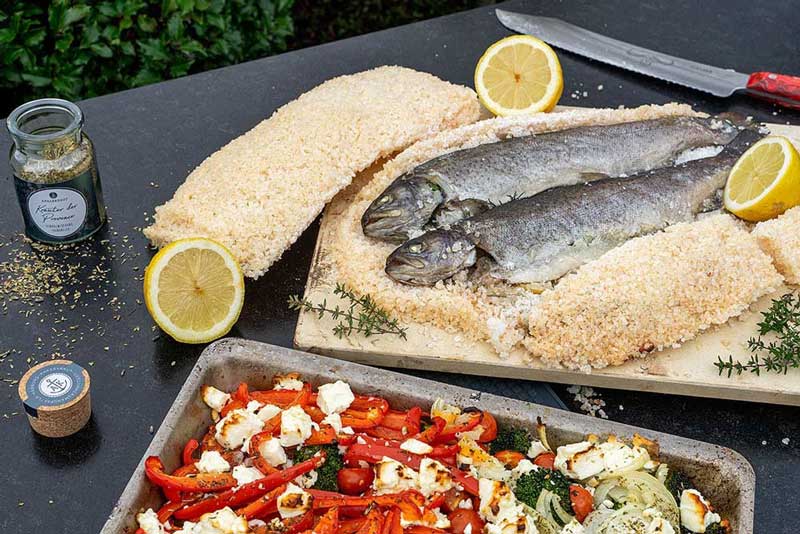 FORELLE AUS DER SALZKRUSTE MIT GEMÜSEPFANNE
