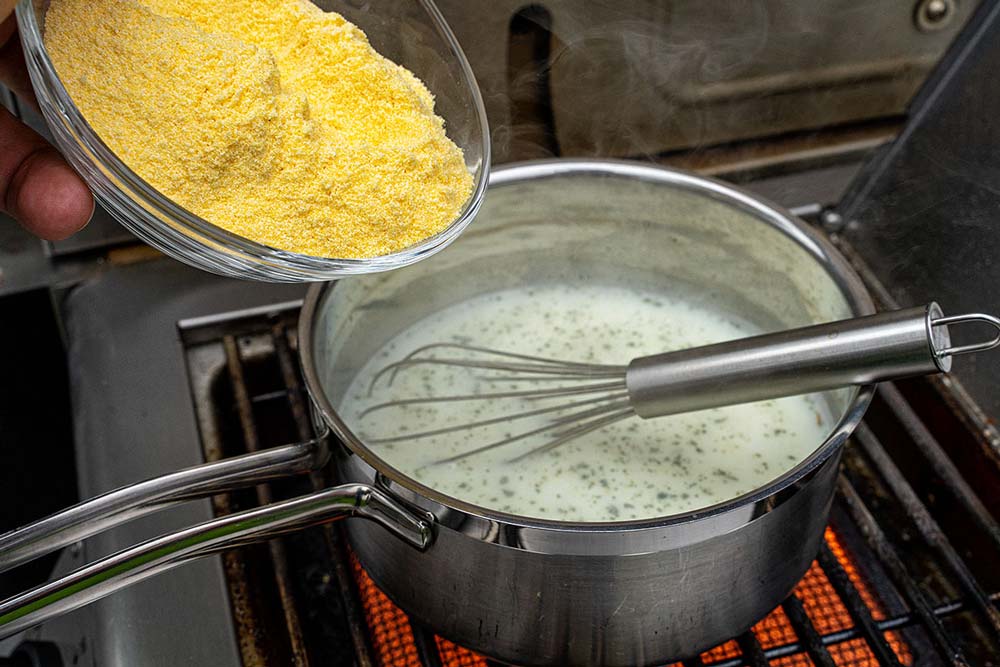 Maisgrieß einrühren