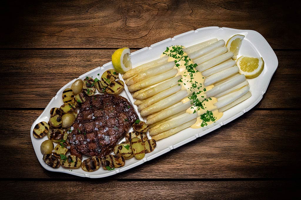 Das Fleisch mit Salz und Pfeffer würzen. Mit Drillingen, 
        weißem Spargel und zuvor erhitzter Sauce Hollandaise servieren. 
        Mit frisch gehackter Petersilie und Zitronenspalten garnieren. 
        Viel Spaß beim Nachgrillen!