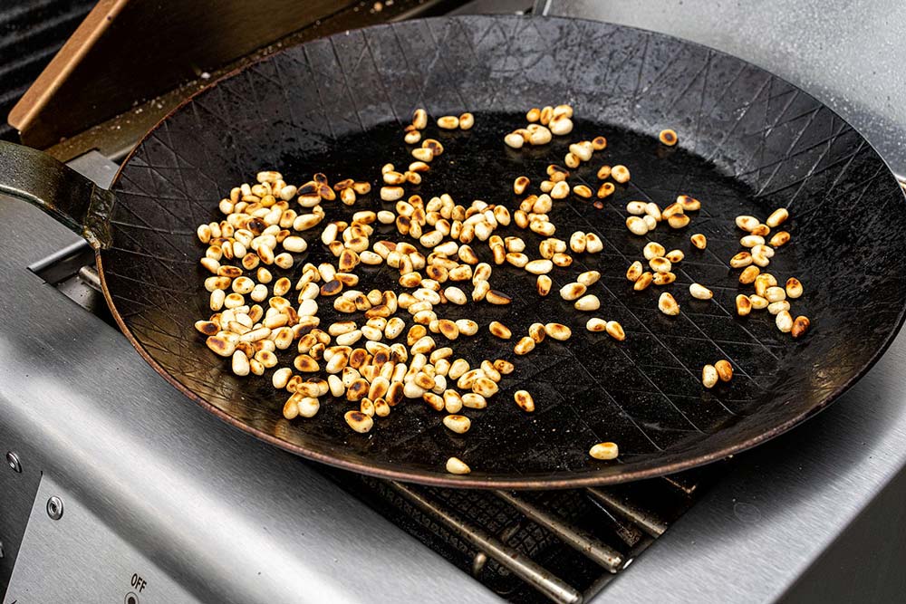 Pinienkerne anrösten