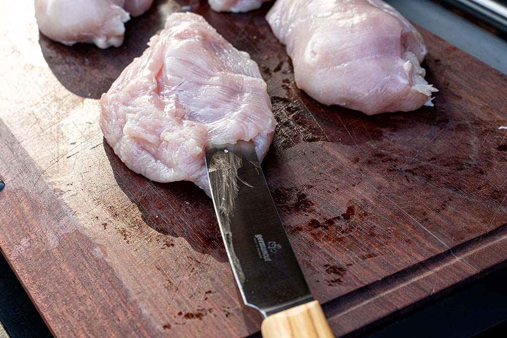 Anschließend schneiden wir mit einem scharfen, langen Messer (z.B. Filitiermesser oder Tranchiermesser) 
                    eine Tasche für die Füllung in die Hähnchenbrüste.
