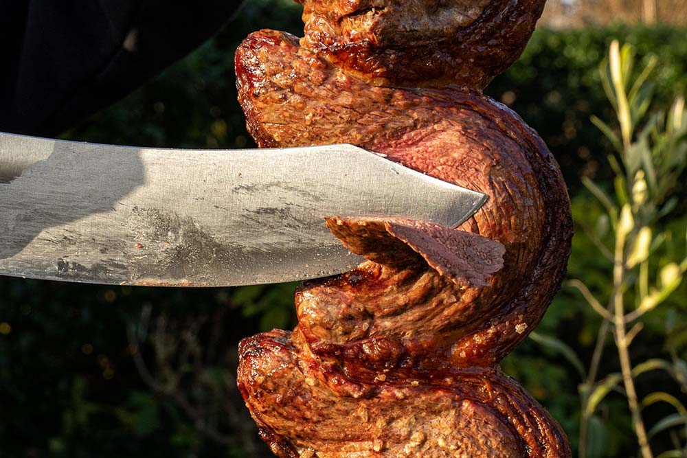 Das Grillgut wird in Scheiben geschnitten