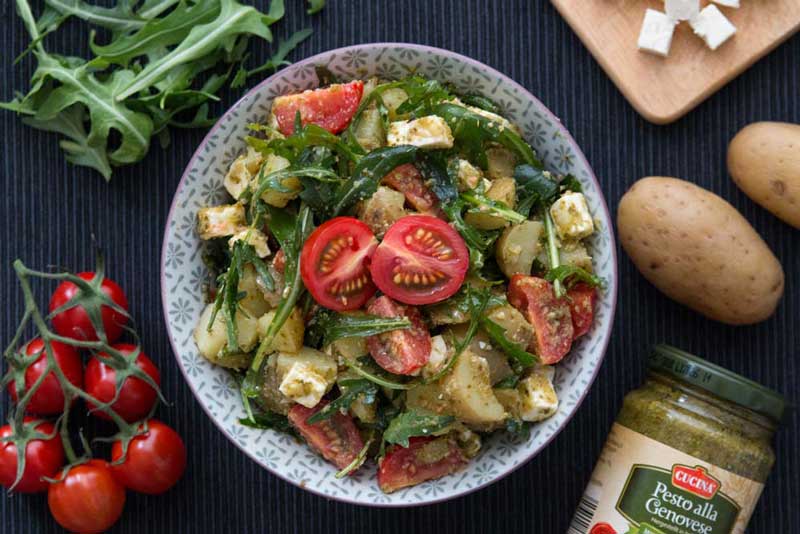 Kartoffel-Pesto-Salat mit Rucola, Feta und Tomaten