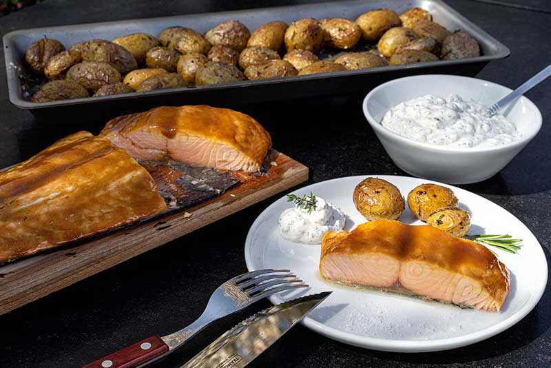 LACHS VON DER ZEDERNHOLZPLANKE