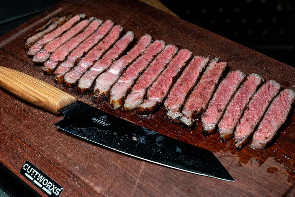 Ist die gewünschte Kerntemperatur des Steaks erreicht, schneiden wir es in dünne Tranchen auf.