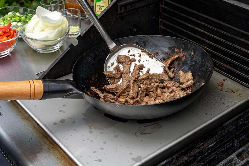 Das gleichmäßige Angrillen gelingt am besten, 
                    wenn man die Menge an Fleisch in zwei Etappen anbrät.