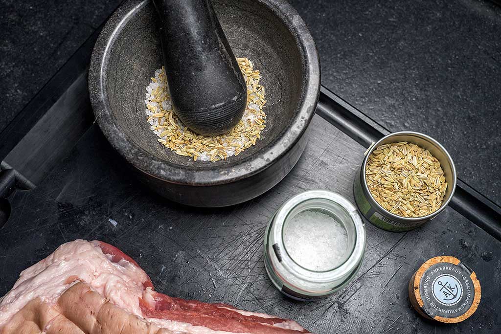 Salz und Fenchelsamen zerbröseln im Mörser
