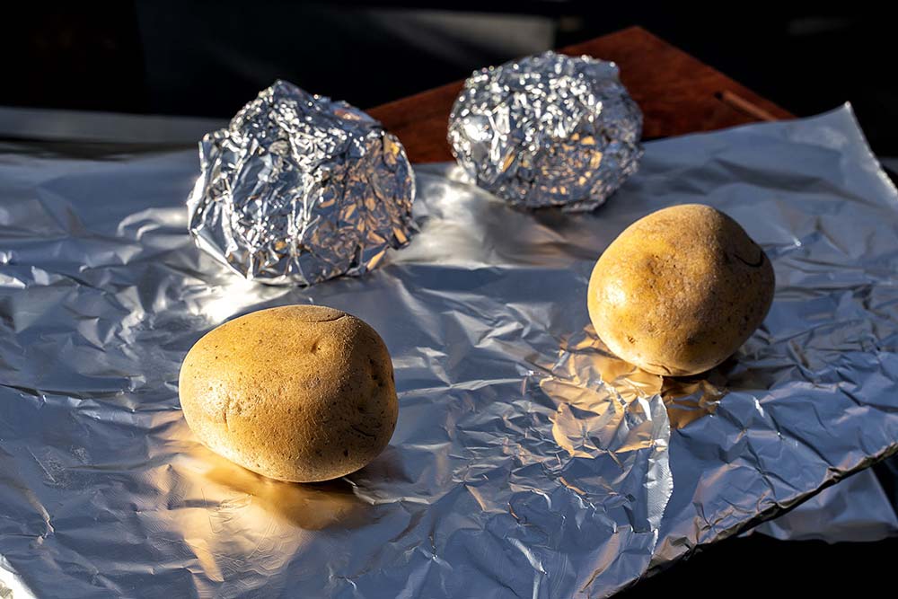 Grillkartoffeln vorbereiten